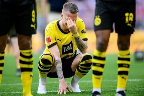 Xót xa hình ảnh Reus khóc nức nở trong ngày Dortmund mất chức vô địch Bundesliga 